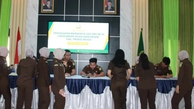 Kejari Kab Probolinggo menggelar pemeriksaan HP pegawai untuk mencegah praktik Judol
