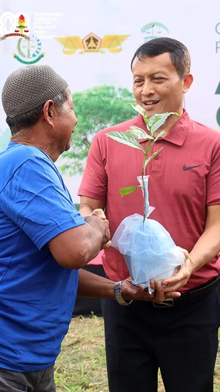 JAM-Was Dr Margono saat menyerahkan bibit dalam program Persaja `Adhyaksa Go Green` di kawasan Cangkringan, Sleman, DI Yogyakarta