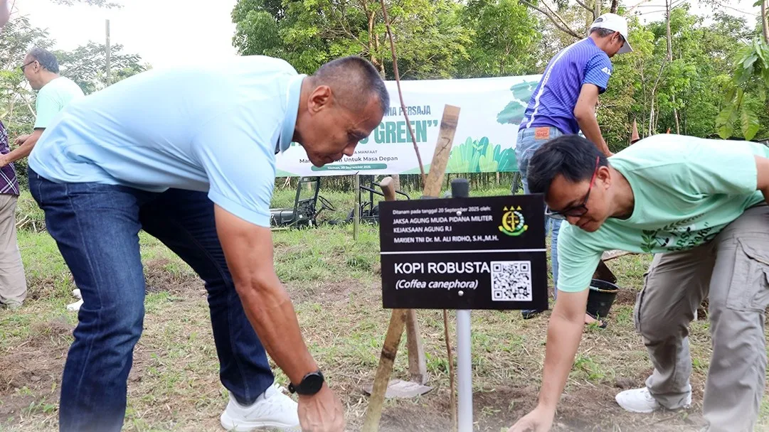 JAM-Pidmil saat menanam bibit pohon dalam program Persaja `Adhyaksa Go Green` di kawasan Cangkringan, Sleman, DI Yogyakarta