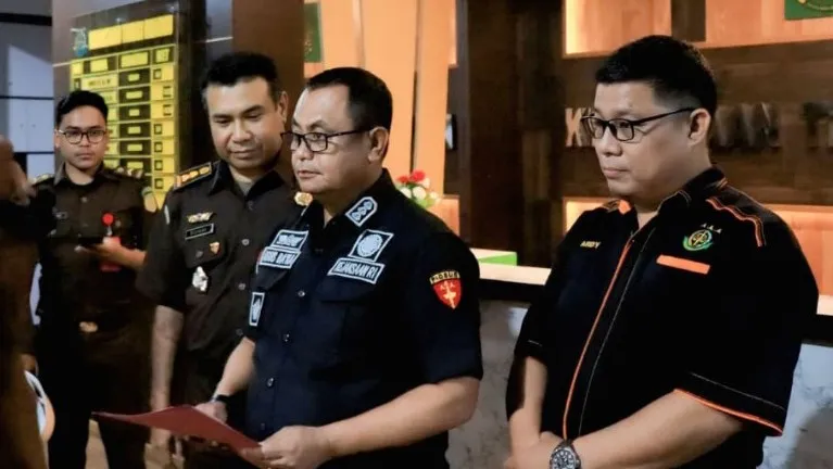 Aspidus Kejati Maluku Agustinus Baka Tangdililing, S.H.,M.H saat memberikan keterangan pers