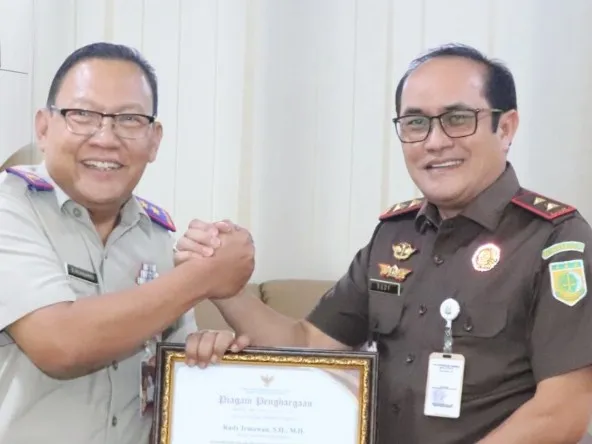 Kajati Maluku Terima Penghargaan dari Menteri ATR/BPN RI Atas Keberhasilan Tuntaskan Masalah Pertanahan