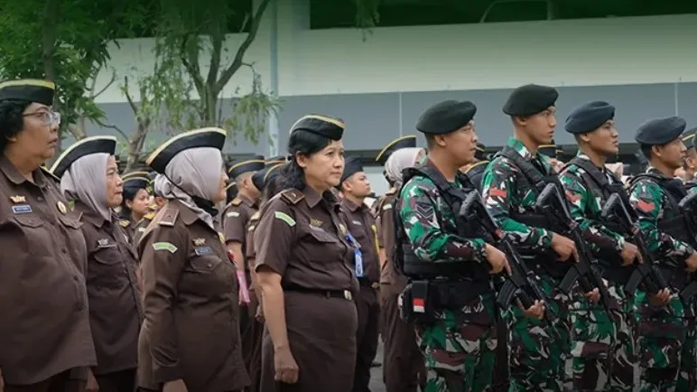 Aspidmil Kejati Jatim memimpin apel gabungan sekaligus menjadi momen pamitan karena mendapat penugasan baru
