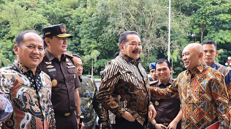 Jaksa Agung RI, ST Burhanuddin menghadiri penganugerahan Guru Besar UGM kepada Prof. Dr. Zainal Arifin Mochtar, S.H., LL.M.