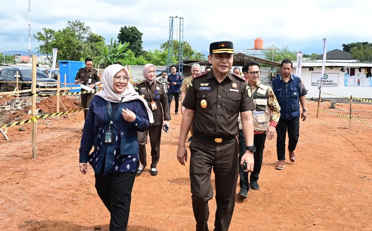 Wakajati Jabar Dr. Taufan Zakaria, S.H., M.H., melakukan groundbreaking pembangunan Rusun Kejati Jabar untuk para ASN