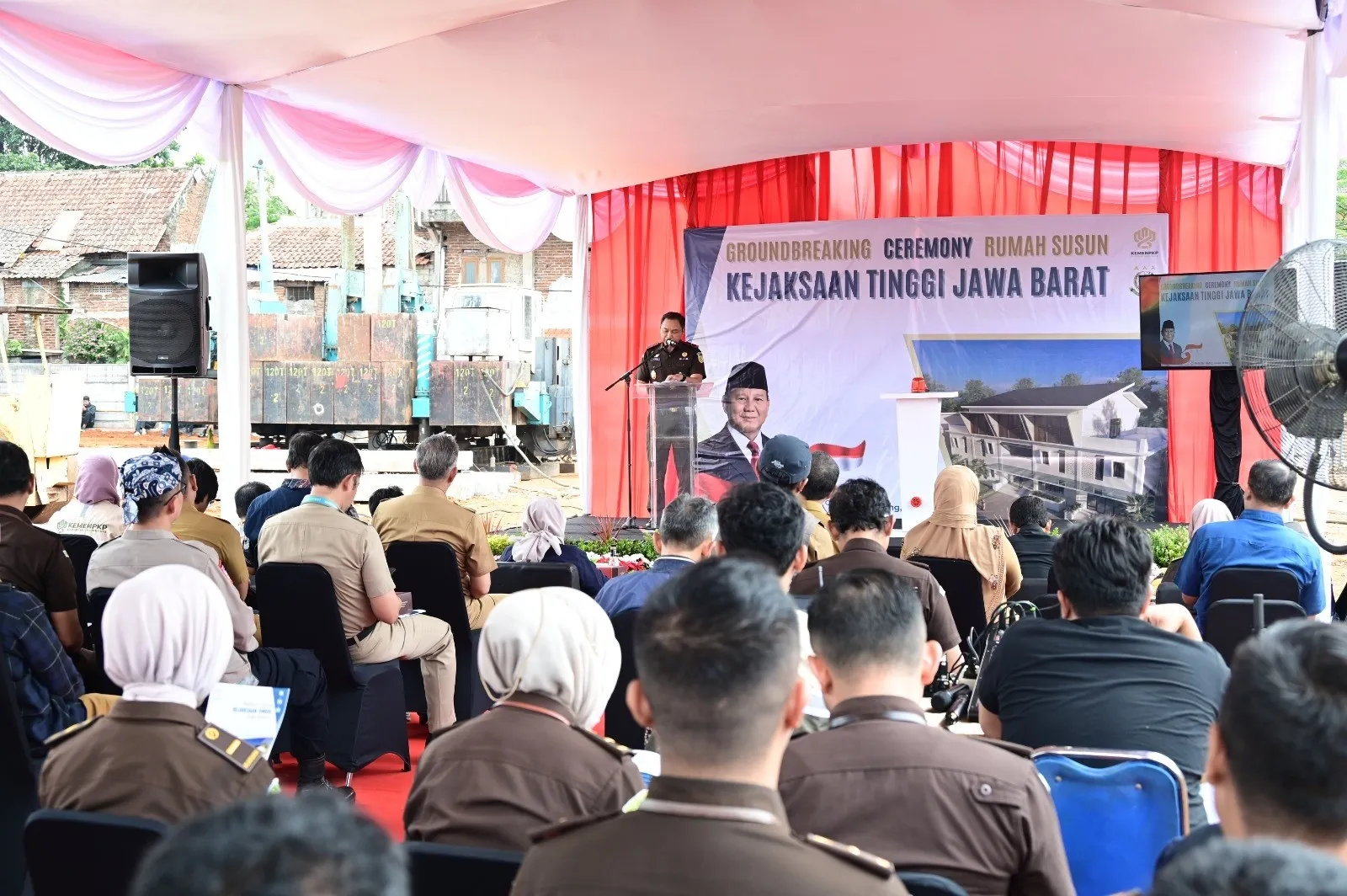 Wakajati Jabar Dr. Taufan Zakaria, S.H., M.H., melakukan groundbreaking pembangunan Rusun Kejati Jabar untuk para ASN
