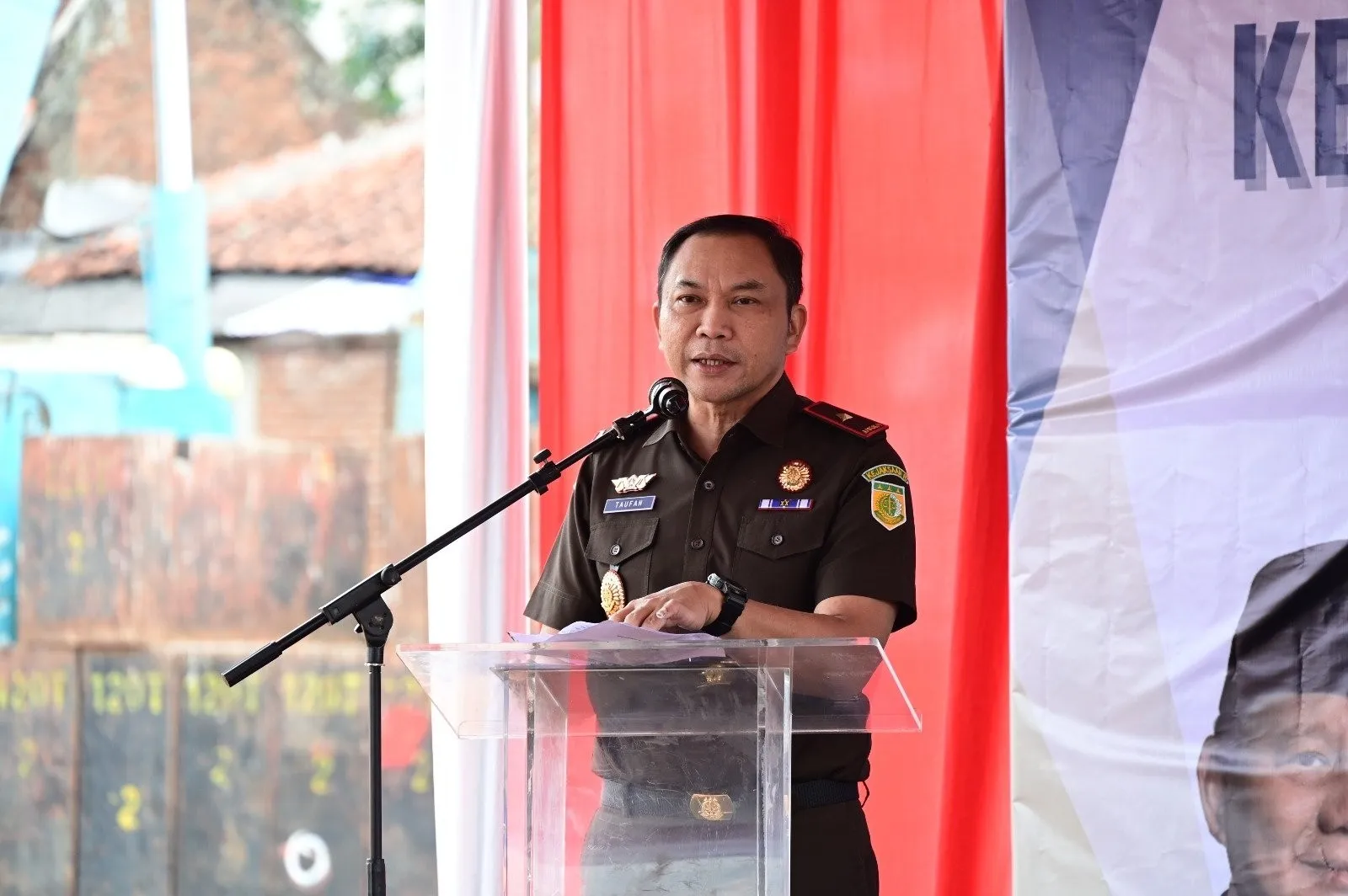 Wakajati Jabar Dr. Taufan Zakaria, S.H., M.H., melakukan groundbreaking pembangunan Rusun Kejati Jabar untuk para ASN