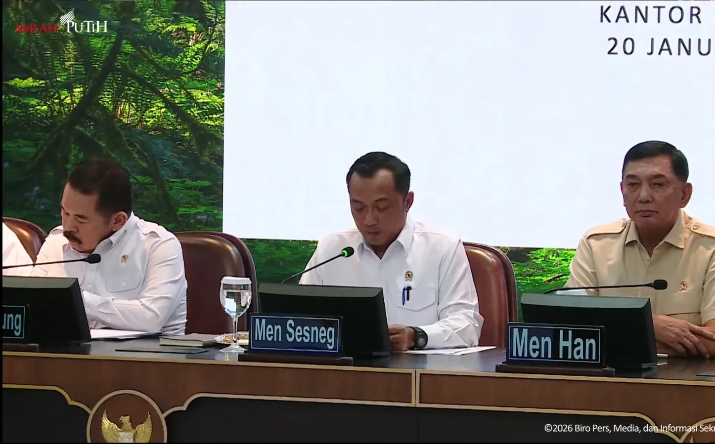 Mensetneg didampingi Jaksa Agung RI ST Burhanuddin  dan Menhan Sjafrie Sjamsoeddin dalam konferensi pers Satgas PKH di Kantor Presiden Jakarta, Selasa, 20 Januari 2026