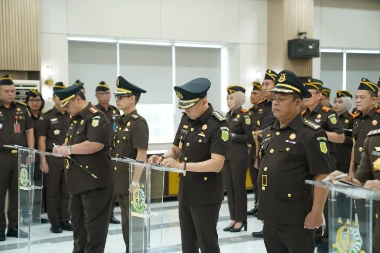 Kejati Lampung dan Kejati Jatim Lantik Para Pejabat Eselon III