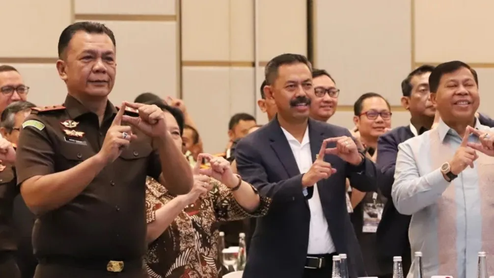 Kajati Jatim Agus Sahat, S.T, S.H., M.H mendampingi Jampidum Prof Dr Asep N Mulyana