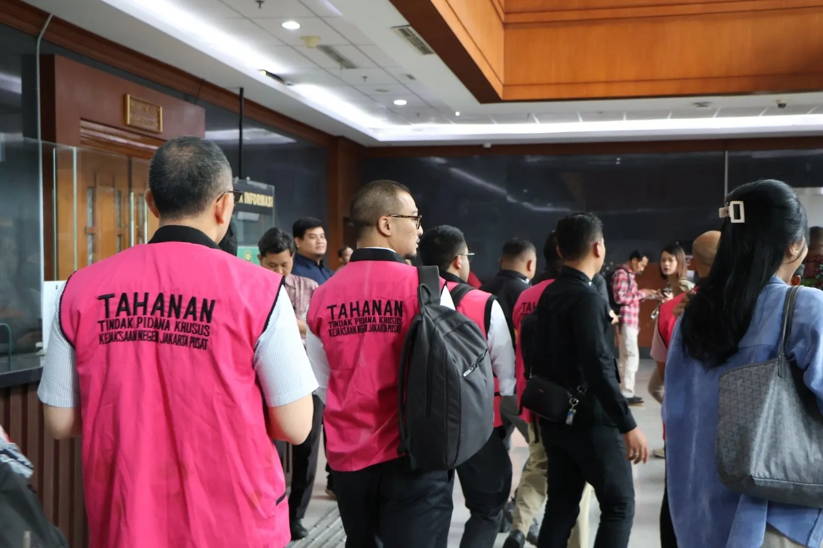 Para terdakwa usai mengikuti sidang perkara korupsi tata niaga minyak mentah dan produk turunannya di PT Pertamina