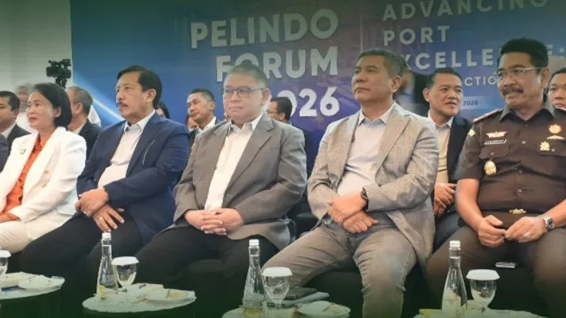 Jamdatun Prof (HC) Dr. Narendra Jatna bersama jajaran pimpinan Kejati Jatim