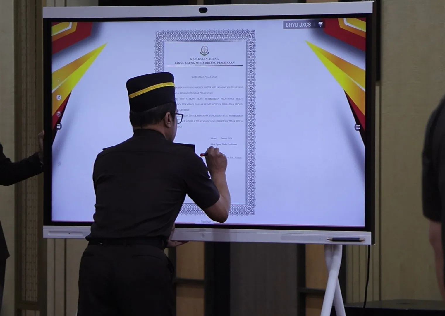 Jaksa Agung Muda Pembinaan (Jambin) Dr. Hendro Dewanto S.H., M.Hum. menandatangatani fakta integritas