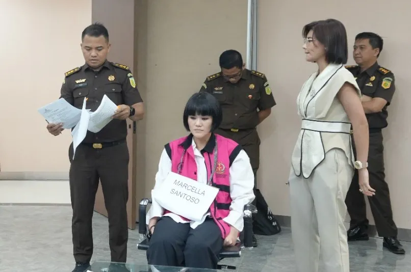 Terdakwa Marcella Santoso saat menjalani rekonstruksi perkara