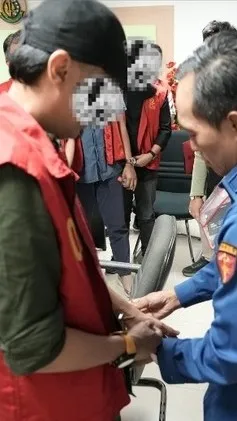 Penyidik Kejati Sumsel Serahkan Tersangka dan Barang Bukti Perkara Korupsi KUR Mikro di Semendo ke JPU Kejari Muara Enim