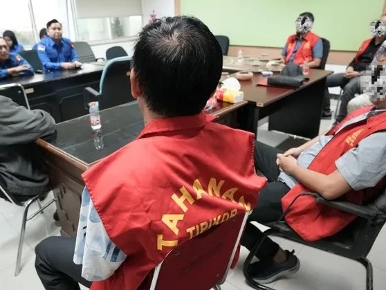 Penyidik Kejati Sumsel Serahkan Tersangka dan Barang Bukti Perkara Korupsi KUR Mikro di Semendo ke JPU Kejari Muara Enim