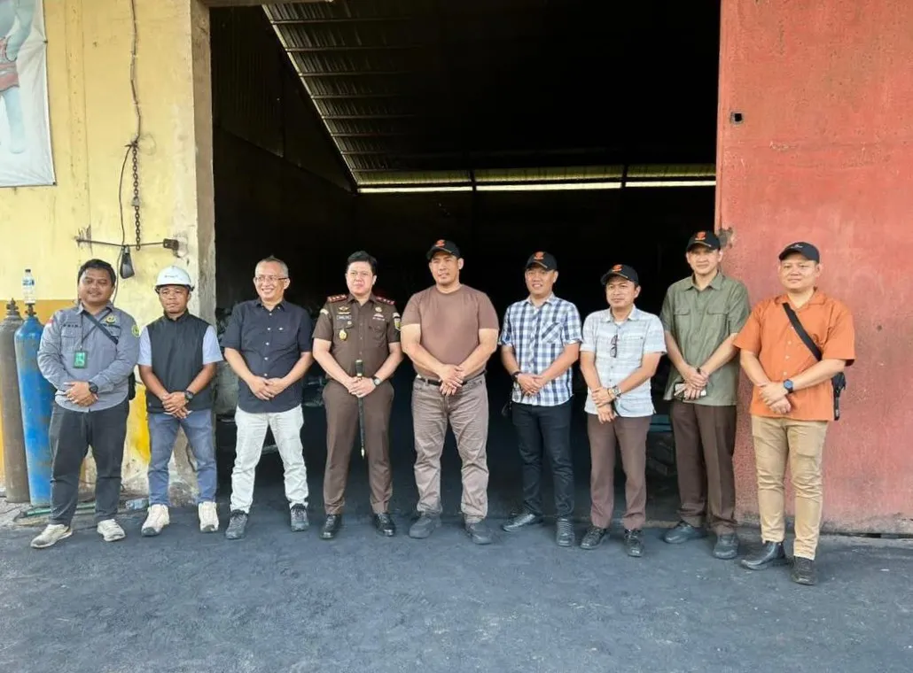 Aspidus Kejati Babel bersama tim penyidik saat menggeledah gudang