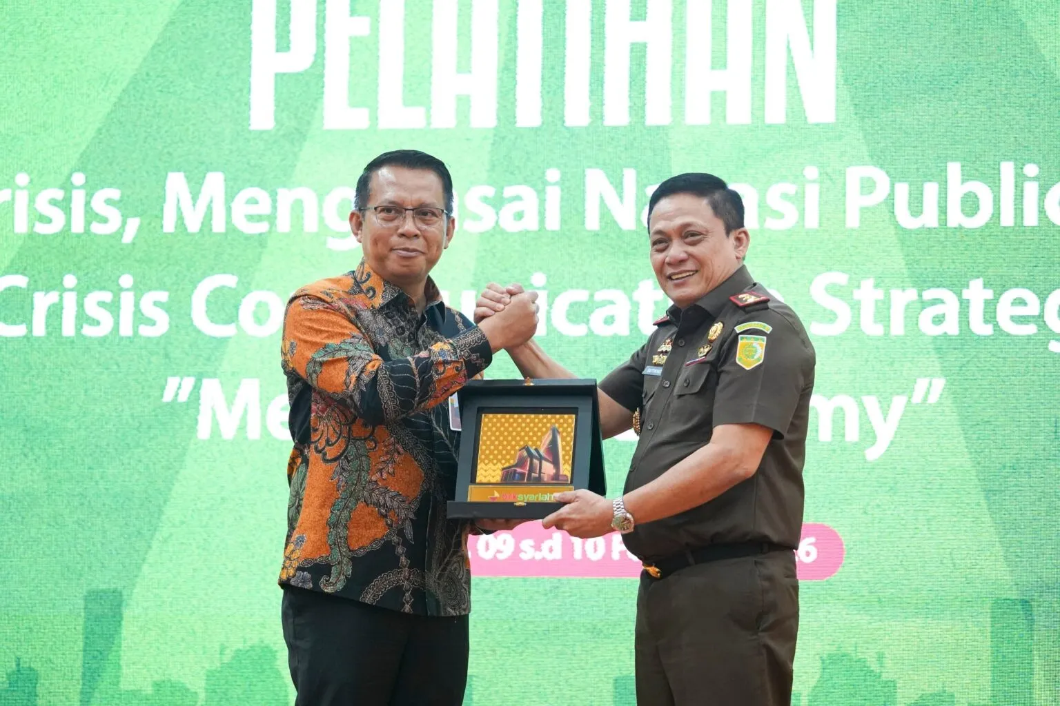 Kajati Riau, Dr. Sutikno, S.H., M.H membuka secara resmi pelatihan  Navigasi Krisis, Menguasai Narasi: Public Speaking & Crisis Communication Strategy