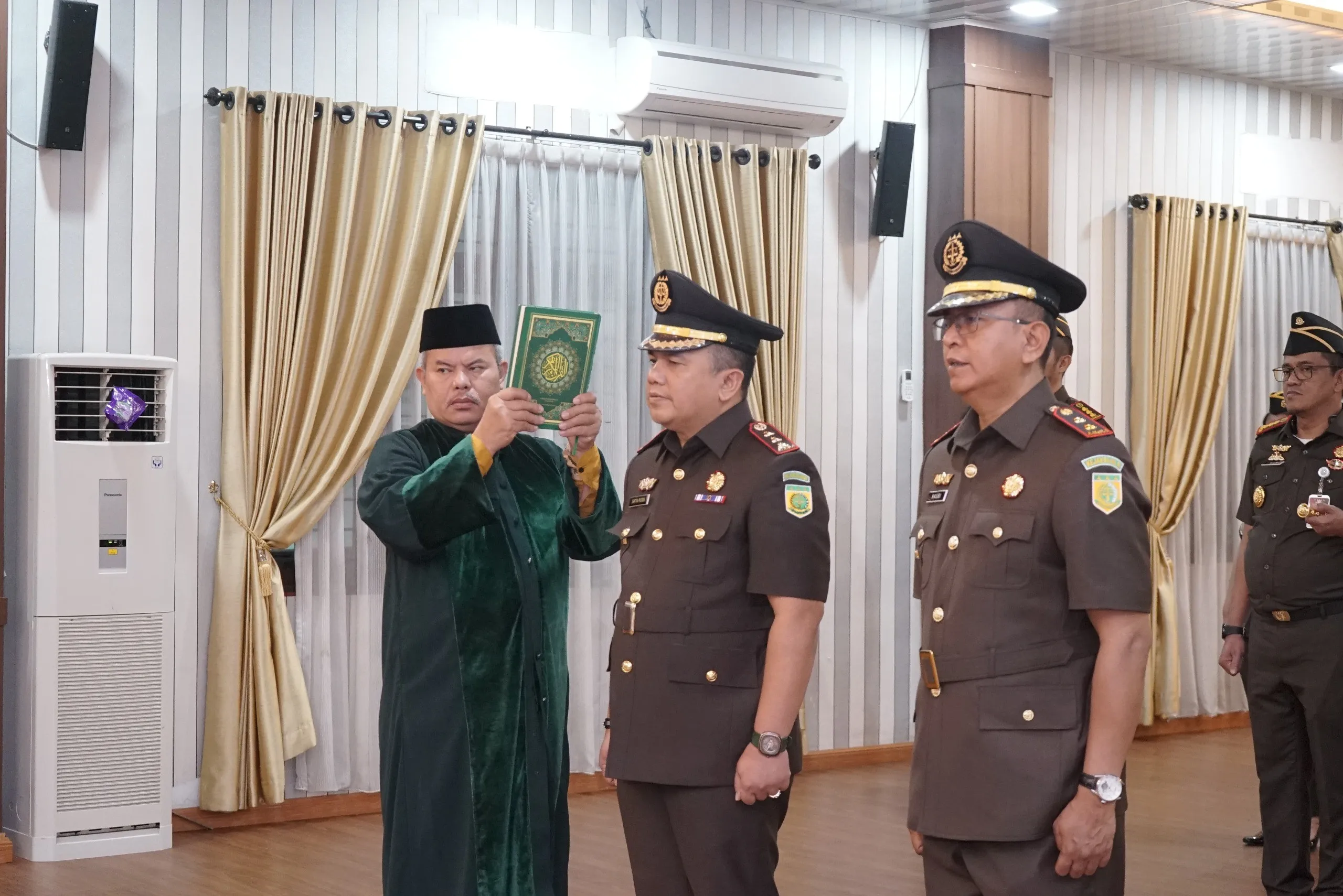 Kajati Sumut Dr Harli Siregar, S.H., M.Hum melantik Kajari Deli Serdang dan Padang Lawasa, Rabu, 18 Februari 2026