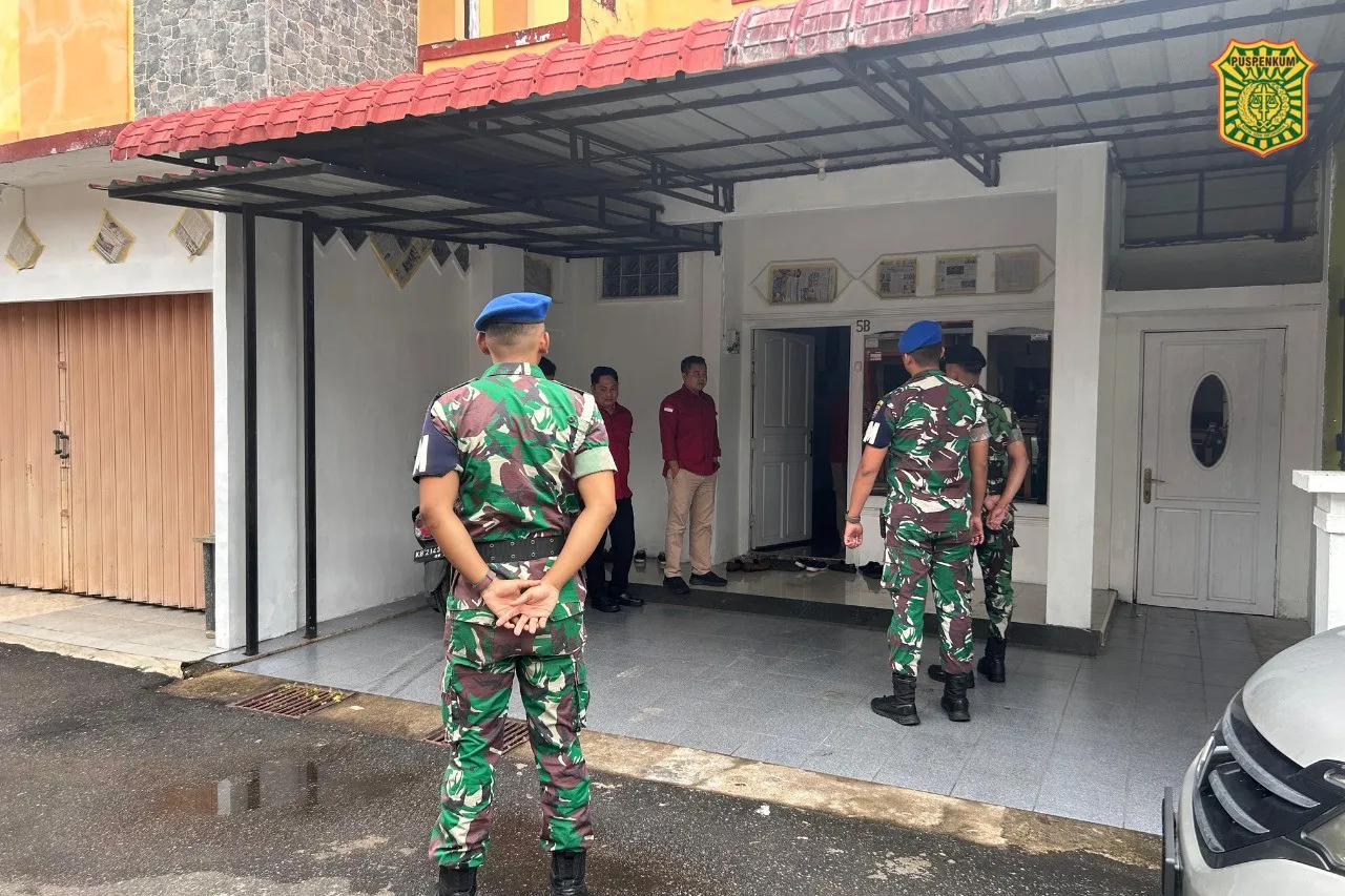 Penyidik Kejati Kalbar menggeledah sebuah rumah di Pontianak terkait penanganan perkara dugaan korupsi pertambangan bauksit