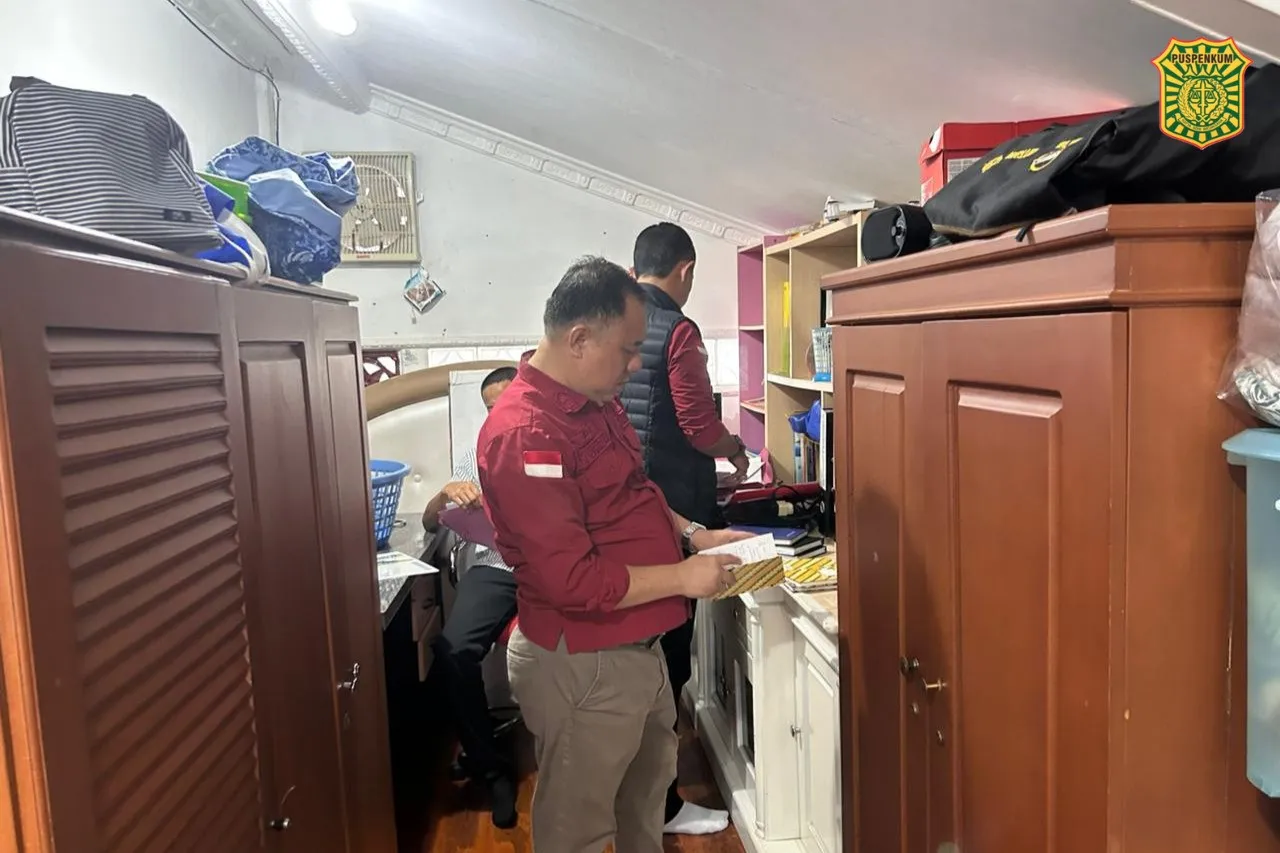 Penyidik Kejati Kalbar menggeledah sebuah rumah di Pontianak terkait penanganan perkara dugaan korupsi pertambangan bauksit