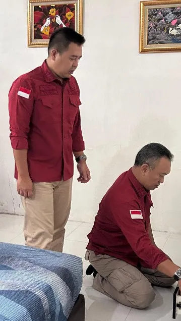 Penyidik Kejati Kalbar saat menggeledah sebuah rumah terkait penyidikan perkara dugaan korupsi komoditas bauksit