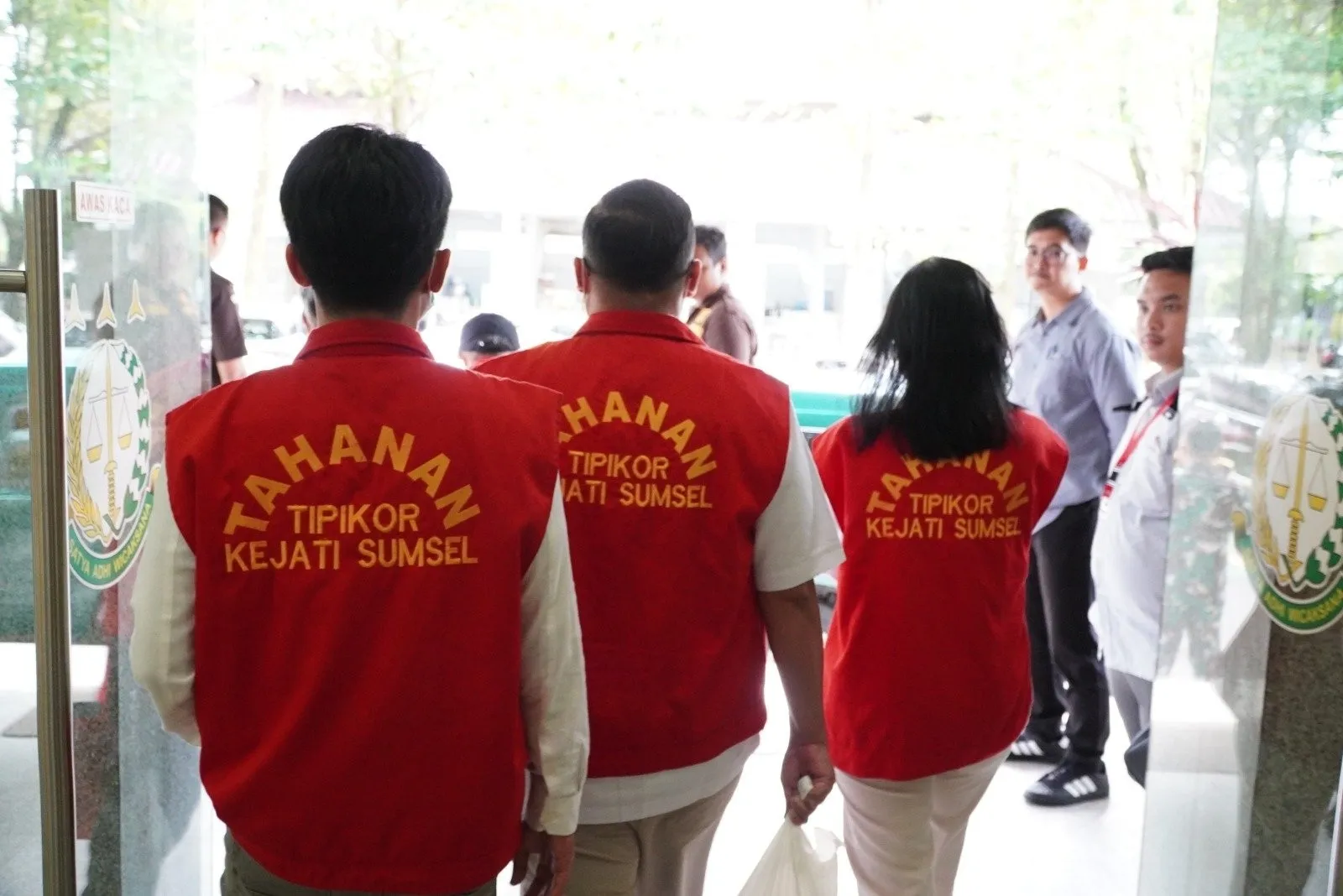 Kejati Sumsel Serahkan 6 Tersangka dan Barang Bukti Perkara Kredit PT BSS dan PT SAL ke JPU Kejari Palembang