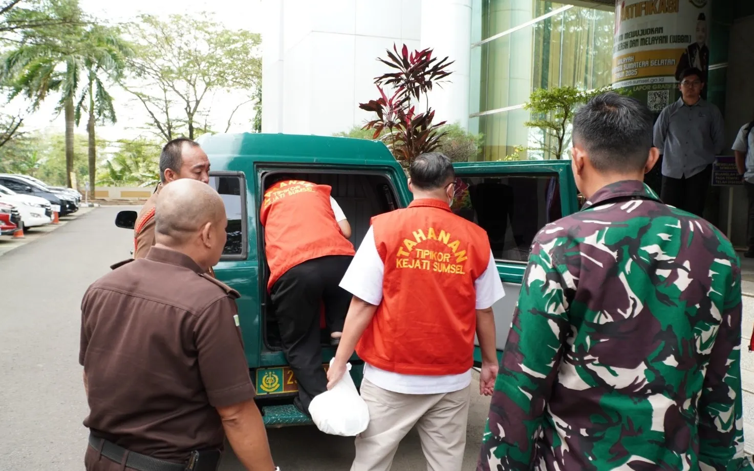 Kejati Sumsel Serahkan 6 Tersangka dan Barang Bukti Perkara Kredit PT BSS dan PT SAL ke JPU Kejari Palembang