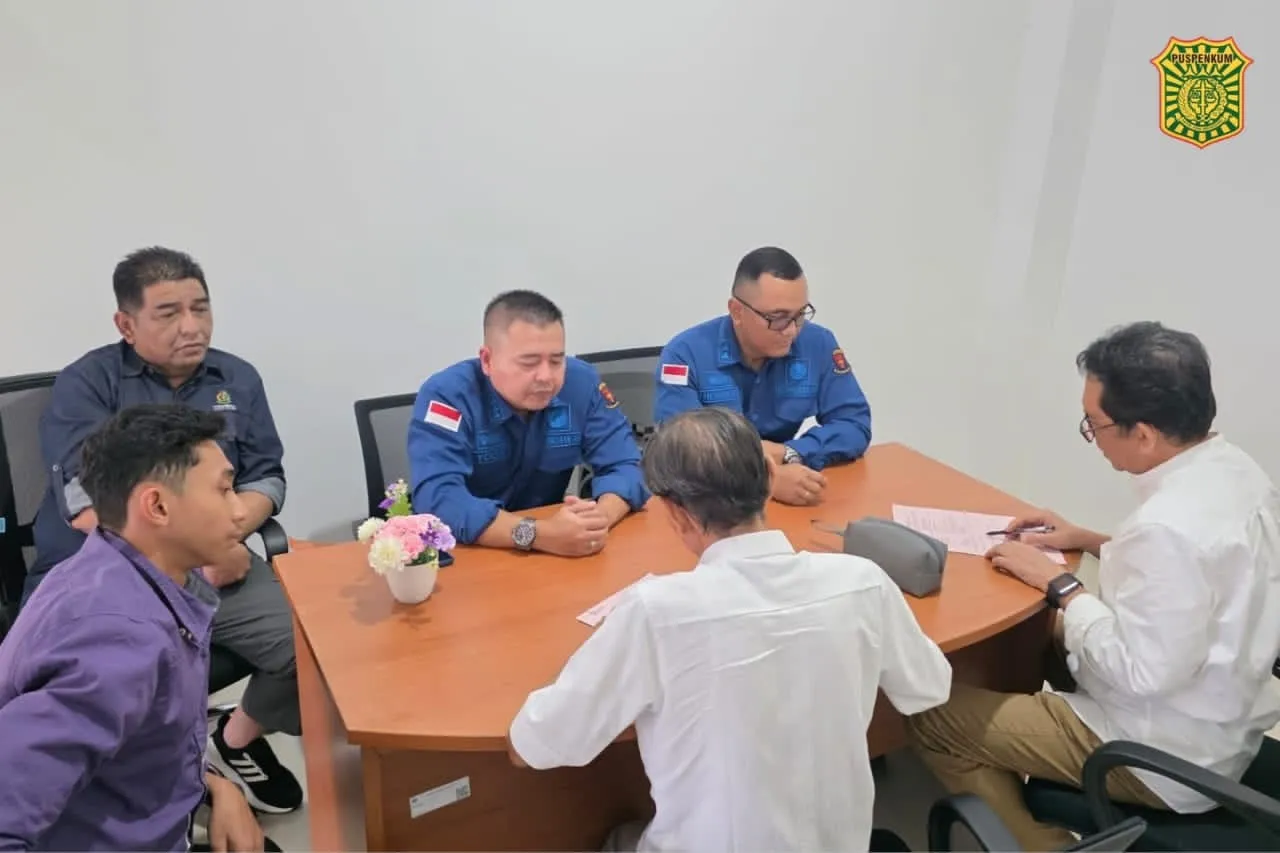 Kejati Kalbar Serahkan 2 Tersangka dan Barang Bukti Perkara Korupsi Dana Hibah SMA Mujahidin ke JPU Kejari Pontianak