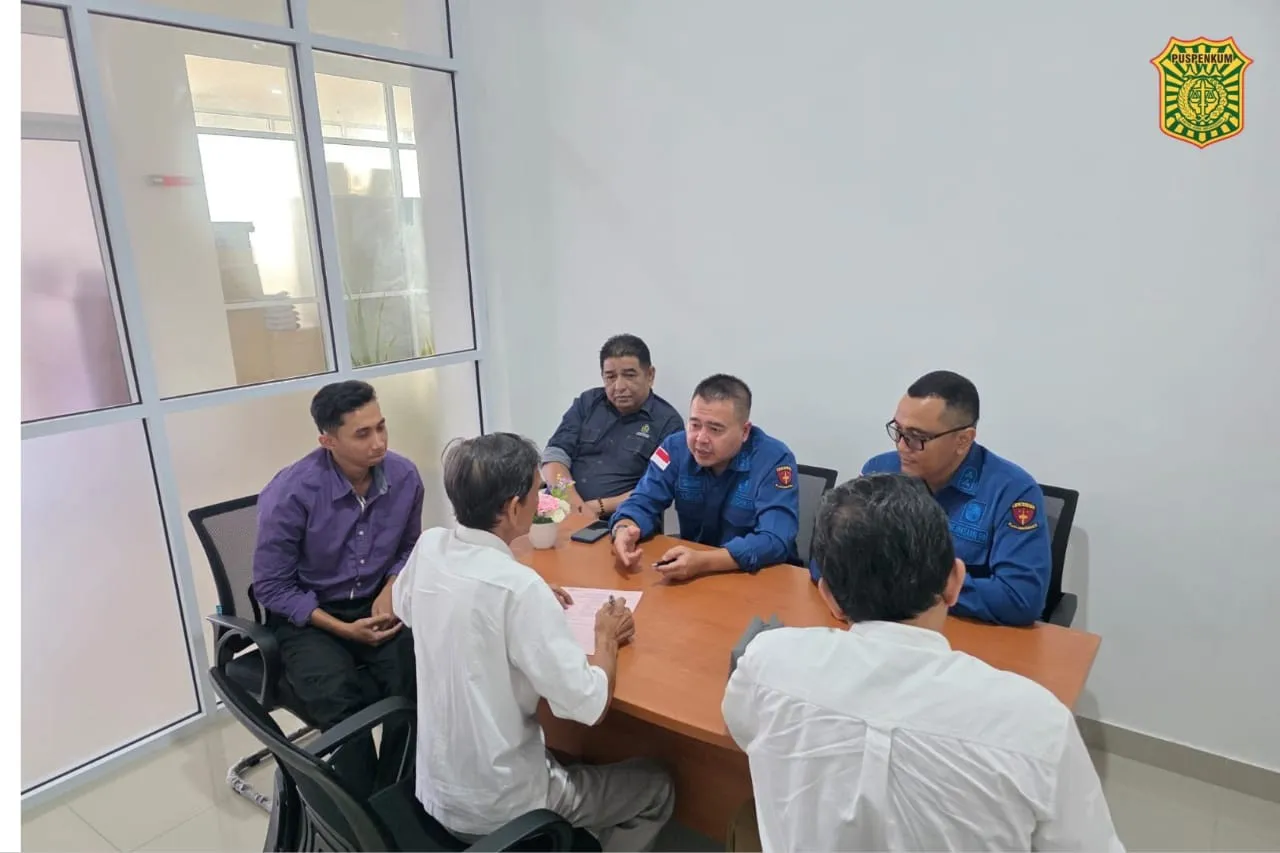 Kejati Kalbar Serahkan 2 Tersangka dan Barang Bukti Perkara Korupsi Dana Hibah SMA Mujahidin ke JPU Kejari Pontianak