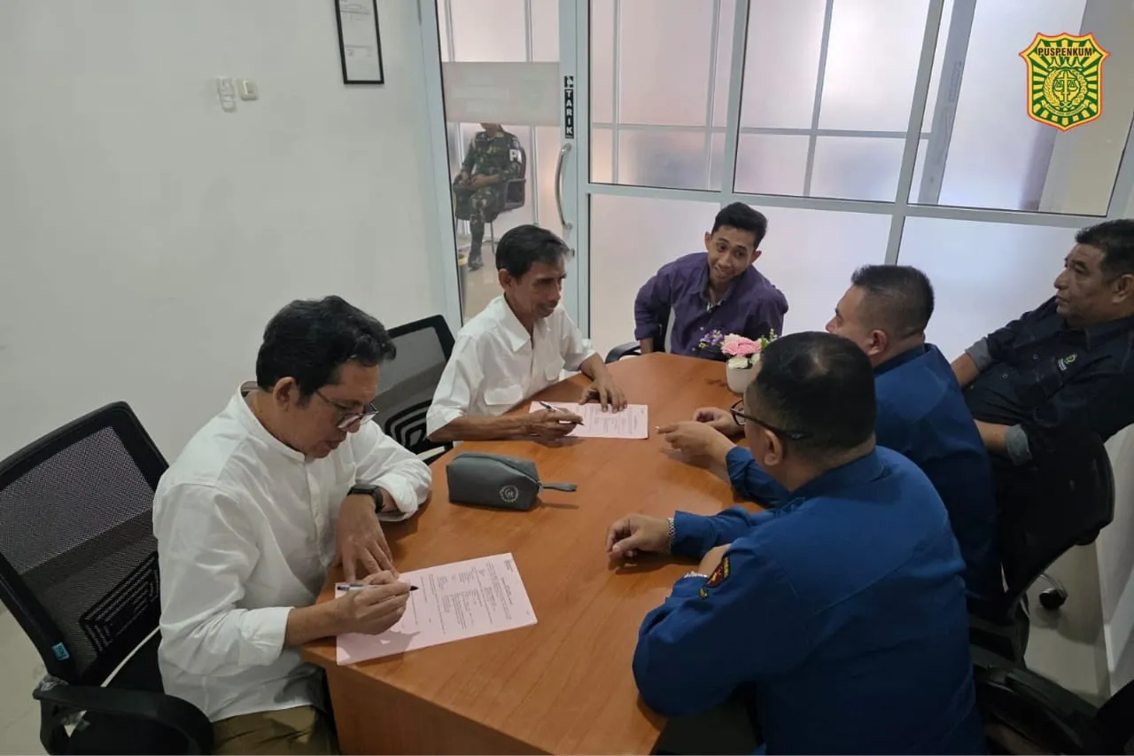 Kejati Kalbar Serahkan 2 Tersangka dan Barang Bukti Perkara Korupsi Dana Hibah SMA Mujahidin ke JPU Kejari Pontianak