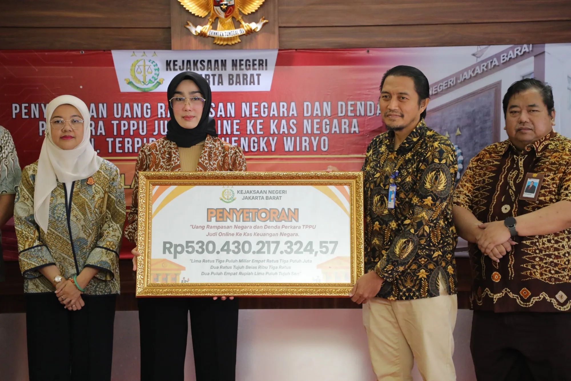 Kejari Jakarta Barat Setor Uang Rampasan Rp530,43 Miliar dari Perkara TPPU Judi Online Oe Hengky Wiryo ke Kas Negara
