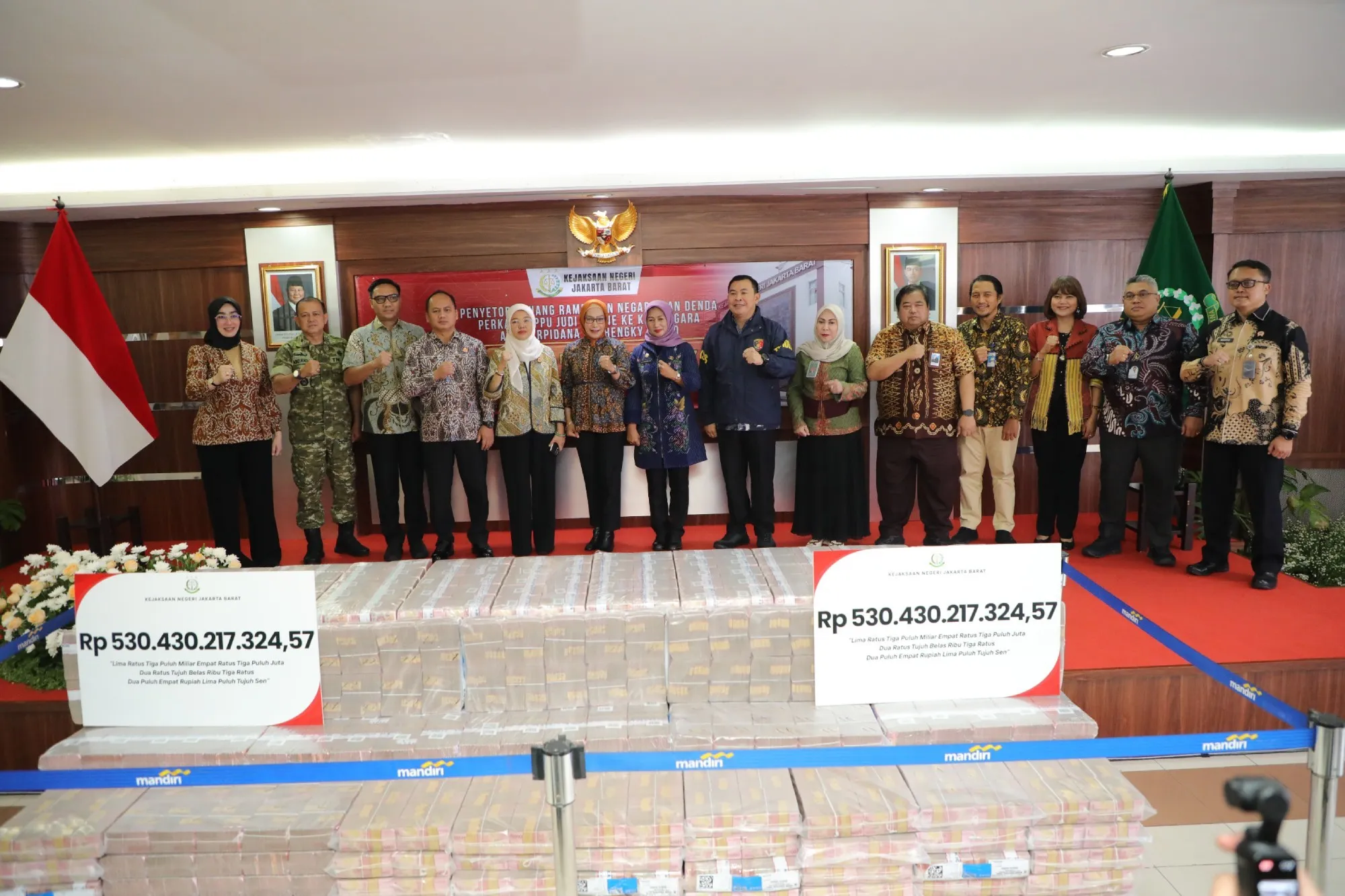 Kejari Jakarta Barat Setor Uang Rampasan Rp530,43 Miliar dari Perkara TPPU Judi Online Oe Hengky Wiryo ke Kas Negara