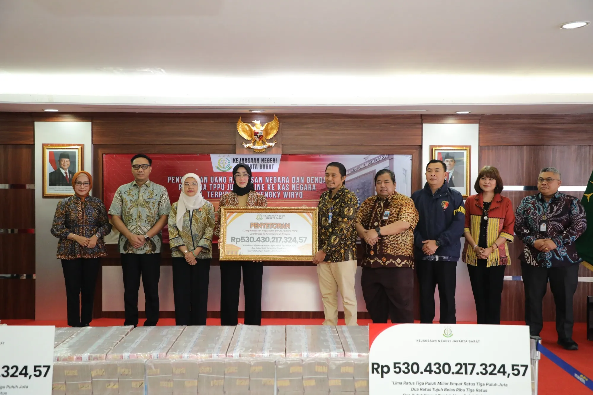 Kejari Jakbar Setor Uang Rampasan Rp530,43 Miliar dari Perkara TPPU Judi Online Oe Hengky Wiryo ke Kas Negara