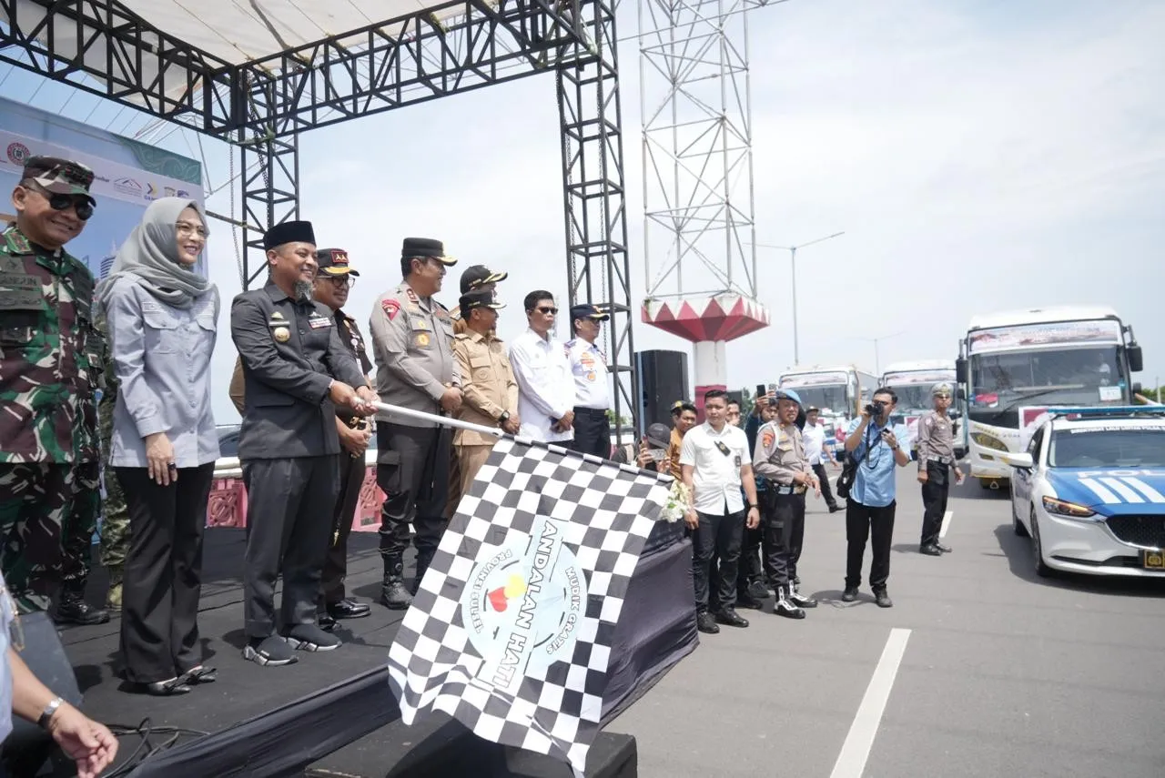 Wujudkan Mudik Aman, Kajati Sulsel dan Forkopimda Lepas Keberangkatan Bus Mudik Gratis 1447 H
