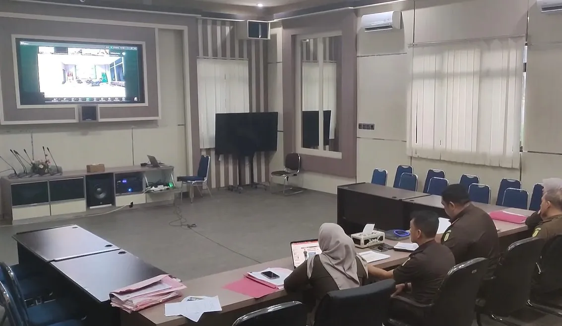 Kejari Tanah Bumbu saat mengikuti ekspose restorative justice perkara atas nama tersangka Nanang