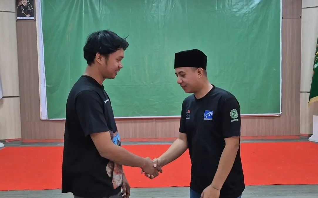 Tersangka Nanang Setiawan (kopiah hitam) saat perdamaian dengan korban