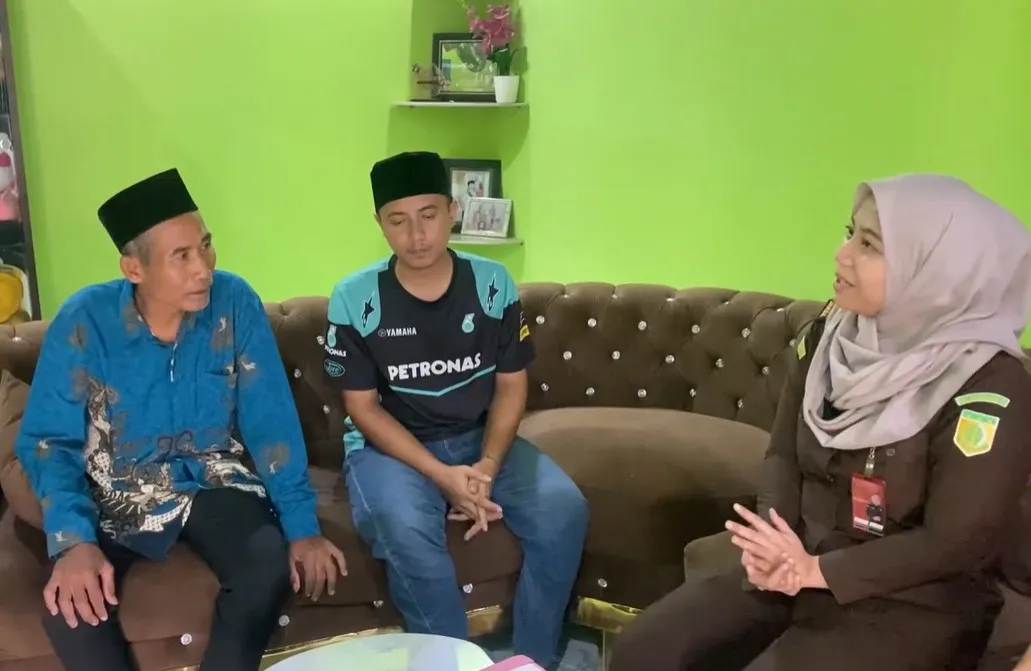 Tersangka Nanang saat diserahkan Jaksa Fasilitator Dhea Hafifa Nanda, S.H., M.H usai permohonan restorative justice disetujui Jampidum