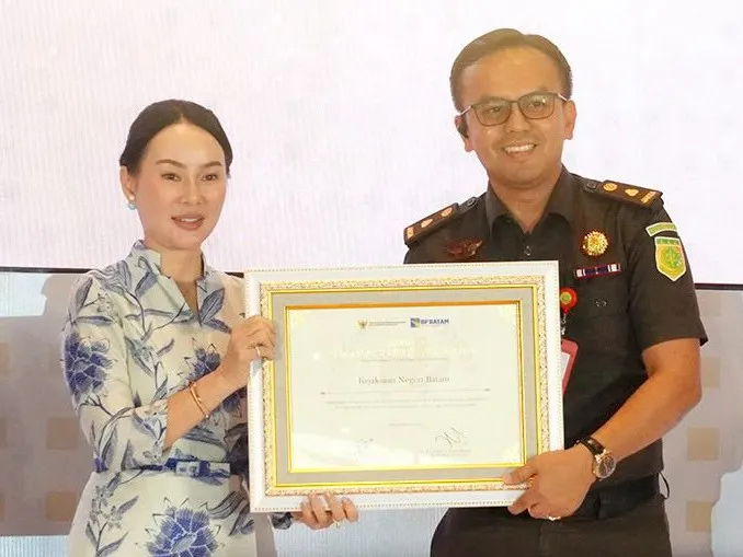 Bantu Pertumbuhan Ekonomi dan Investasi, Kejari Batam Terima Penghargaan dari BP Batam