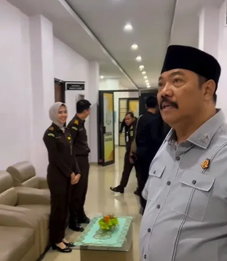 Kajati Jambi, Sugeng Hariadi, S.H., M.H saat memeriksa ruangan para pegawai