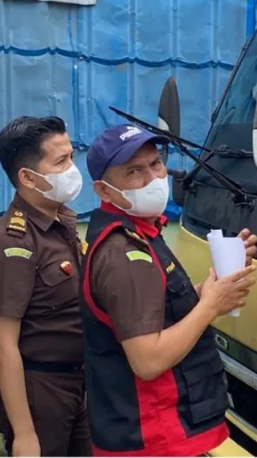 Penyidik Kejari Padang saat melakukan penggeledahan perkara dugaan korupsi pemberian kredit kepada PT BIP