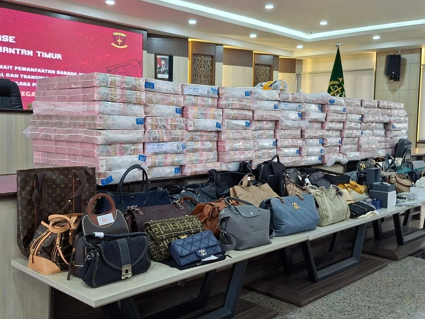 Tas Bermerek dan Perhiasan