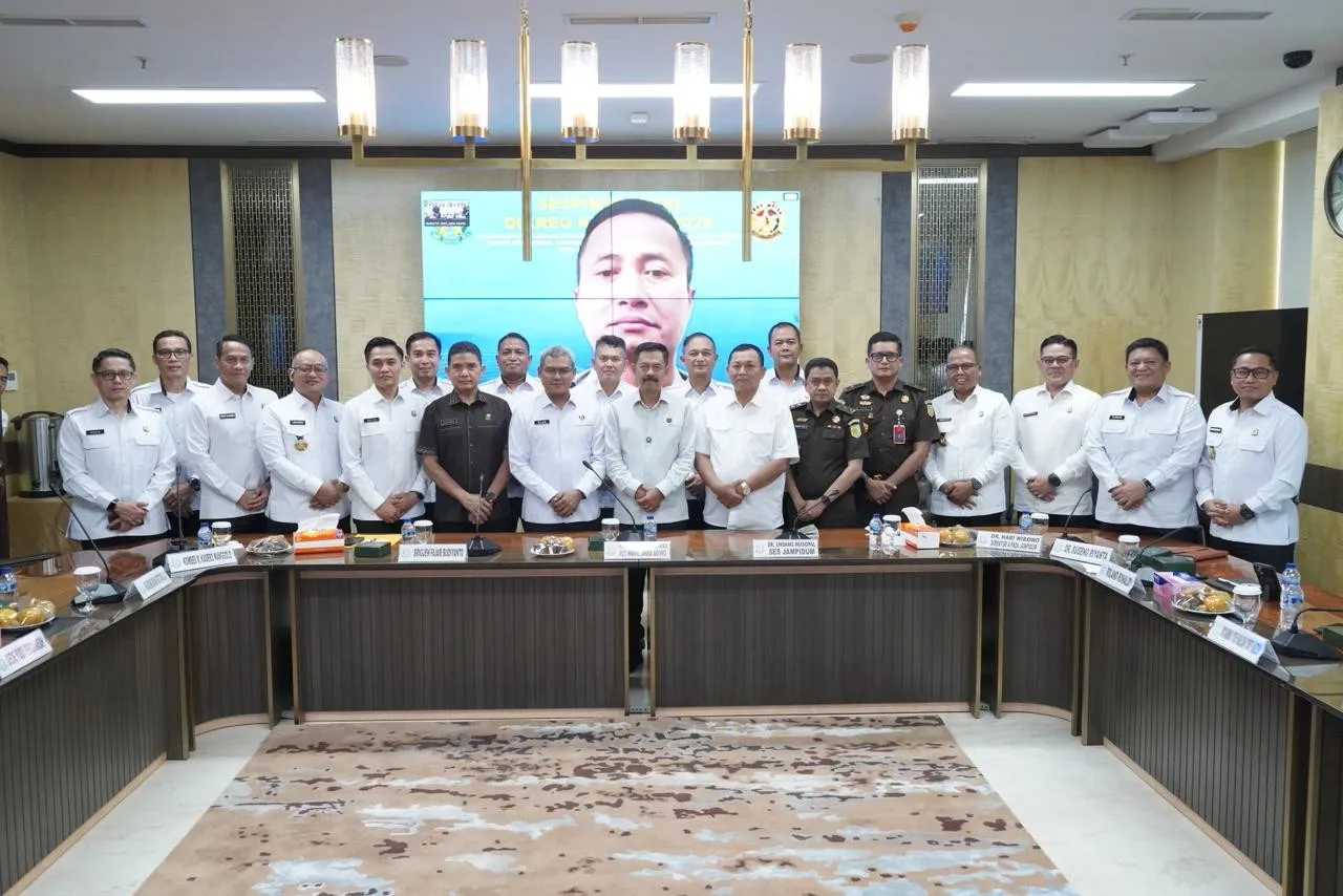 &ldquo;Keberhasilan ini tidak lepas dari pola kepemimpinan kolaboratif yang menempatkan Kejaksaan, Polri, dan TNI sebagai mitra strategis pemerintah dalam menjaga stabilitas nasional,&rdquo;