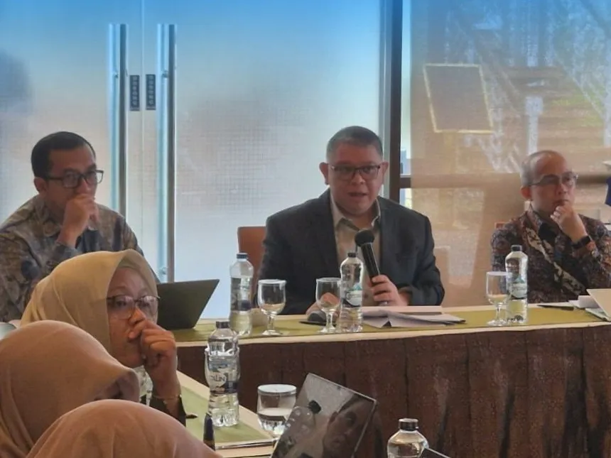 Jamdatun Prof. (H.C). Dr. R. Narendra Jatna, S.H., LL.M.  menjadi narasumber dalam FGD yang digelar BI di Makassar