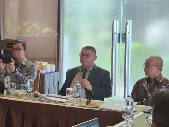 Jamdatun Prof. (H.C). Dr. R. Narendra Jatna, S.H., LL.M.  menjadi narasumber dalam FGD yang digelar BI di Makassar