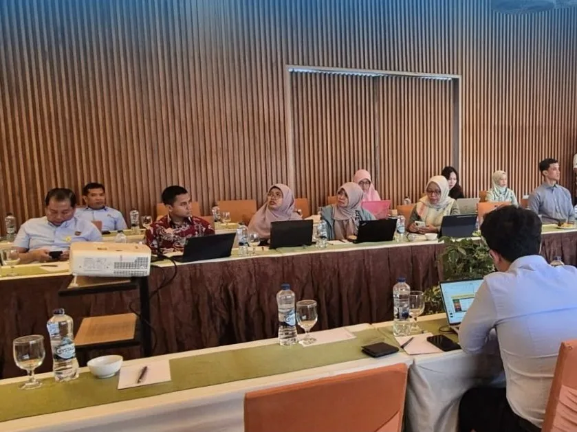 Jamdatun Prof. (H.C). Dr. R. Narendra Jatna, S.H., LL.M.  menjadi narasumber dalam FGD yang digelar BI di Makassar