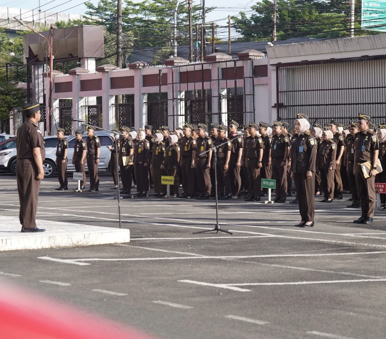 Aswas Kejati Sulsel. Edy Hartoyo memimpin apel rutin pagi pada Senin, 13 April 226