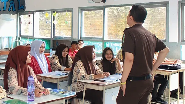 Dipimpin Asdatun, 19 Jaksa Turun Mengajar di SMK Negeri 3 Padang