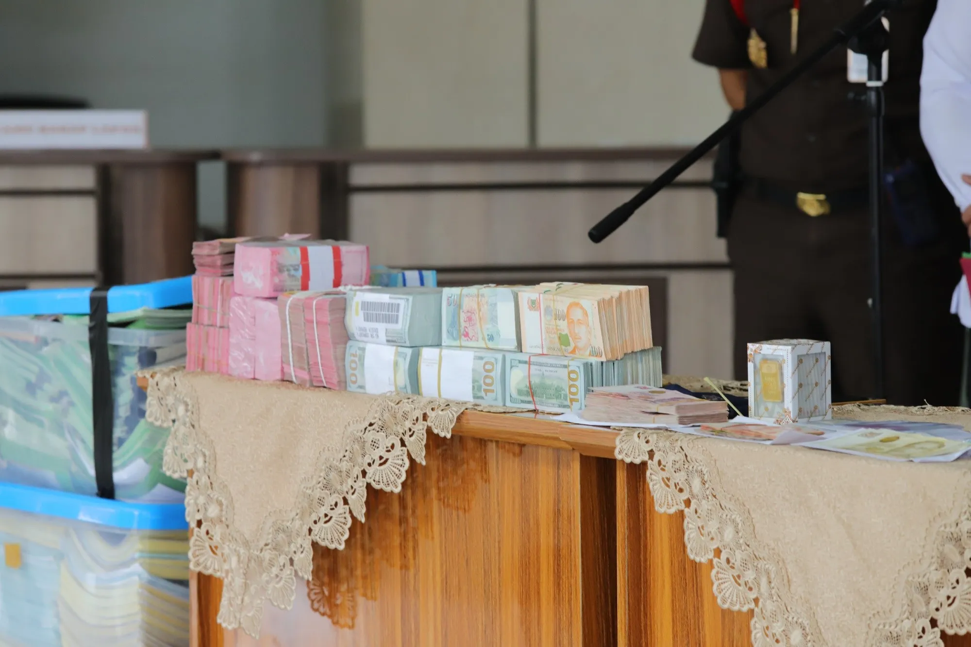 Geledah Kantor Tersangka AW