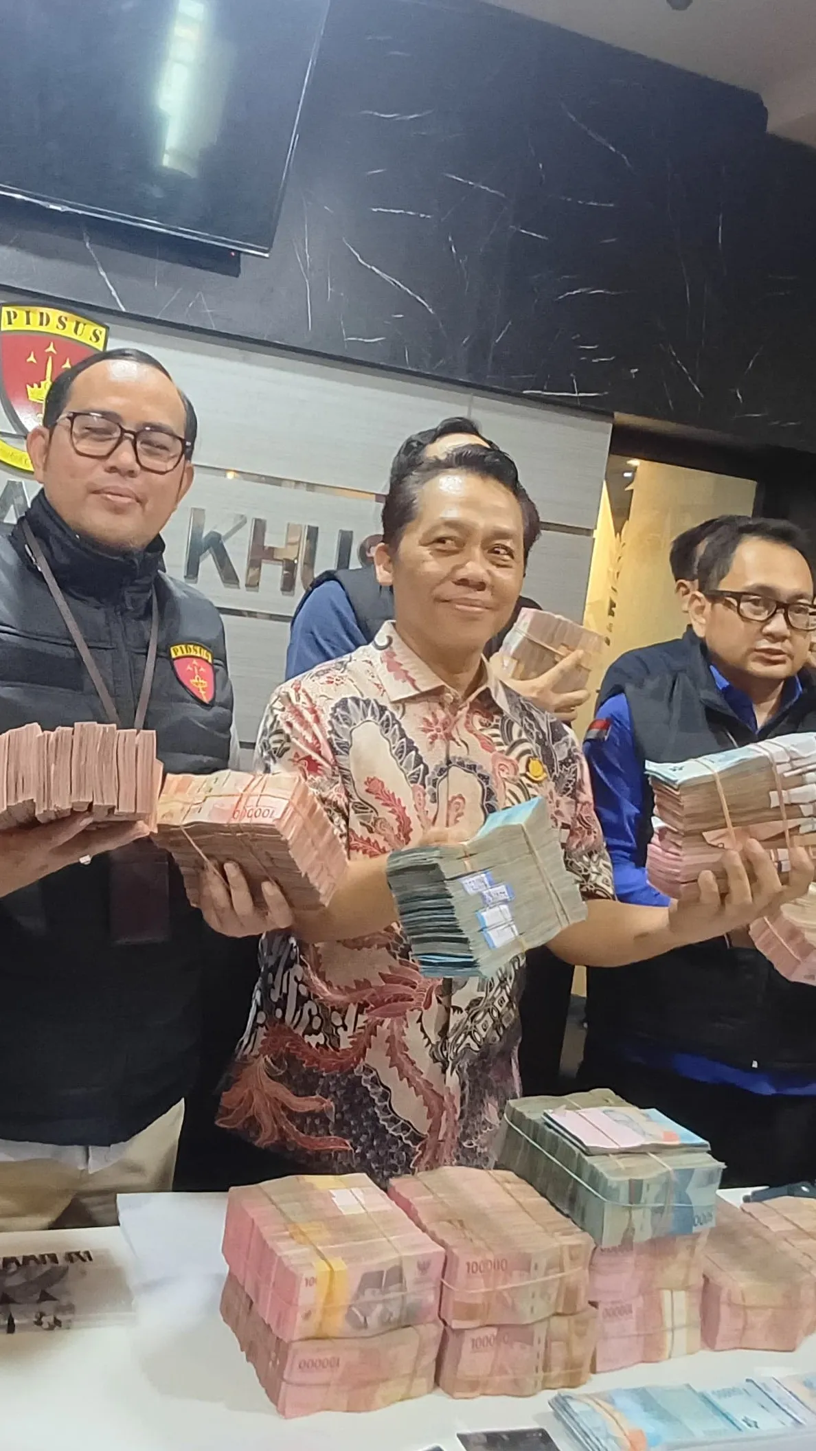 Kejati Jatim Tahan 3 Tersangka  Perkara Dugaan Korupsi Perizinan Tambang, Sita Uang Miliaran Rupiah