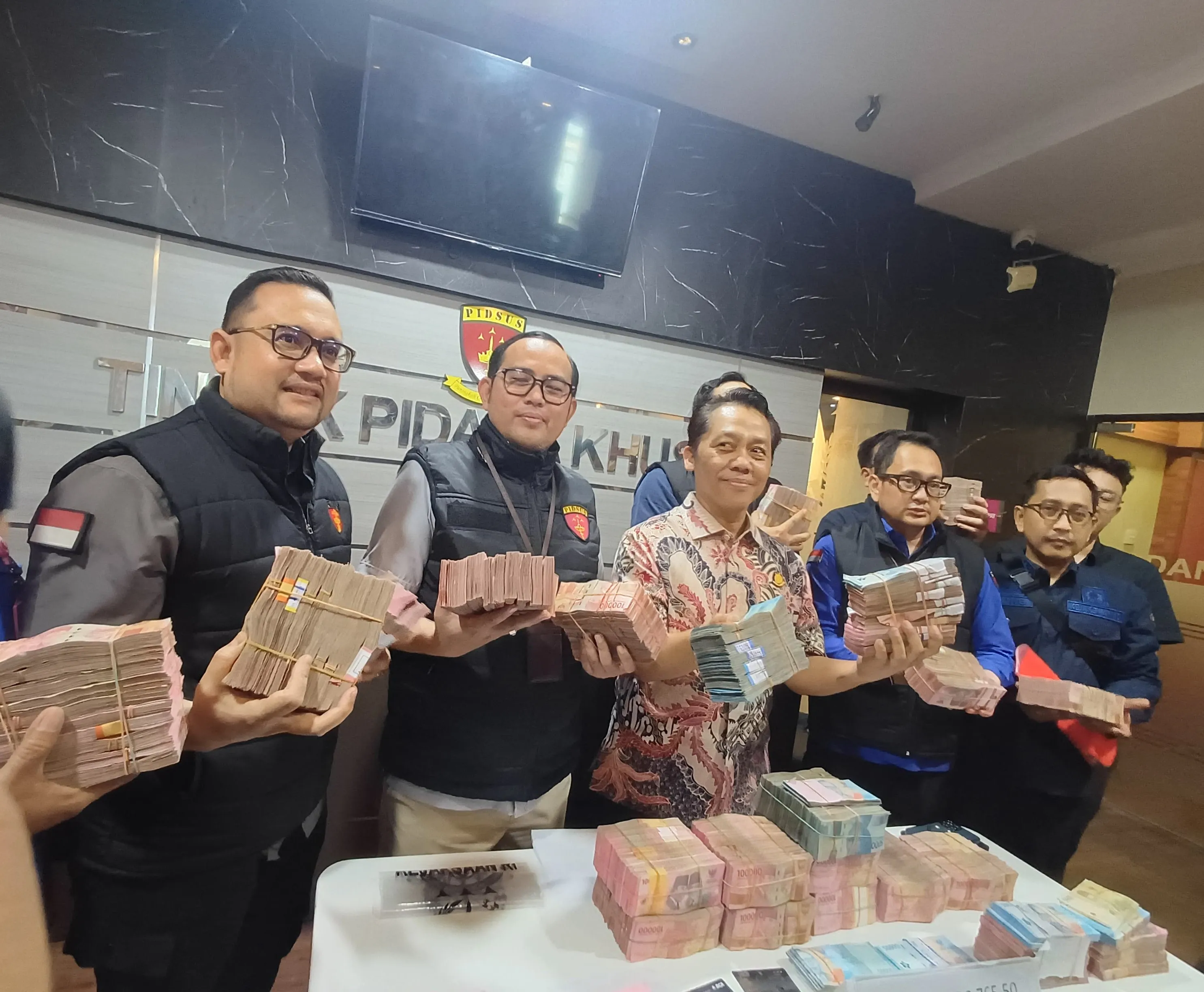 Kejati Jatim Tahan 3 Tersangka  Perkara Dugaan Korupsi Perizinan Tambang